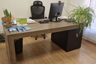 Mesa de despacho moderna