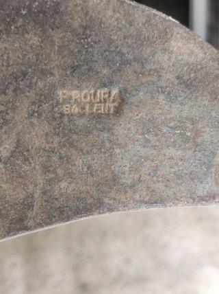 Hacha antigua de madera