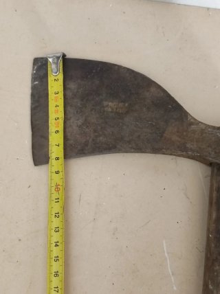 Hacha antigua de madera