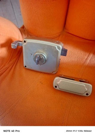 Cerradura de seguridad dorada