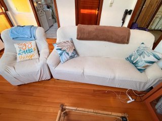 Sofá y sillón beige tela