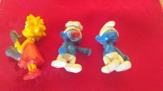 Muñecos Pitufos y Lisa Simpson
