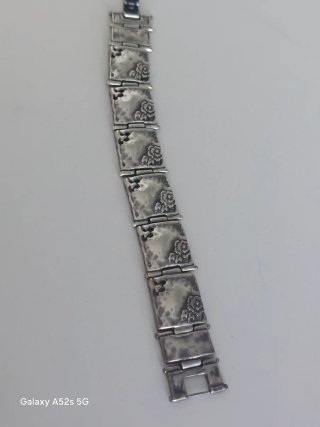 Pulsera de plata con diseño floral