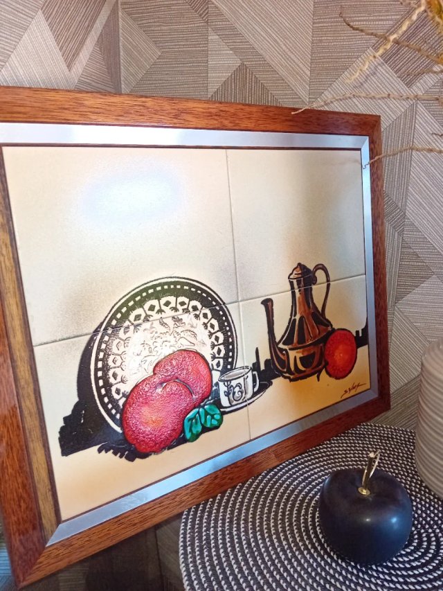Quadro in ceramica con natura morta di frutta e brocca