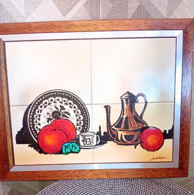Quadro in ceramica con natura morta di frutta e brocca