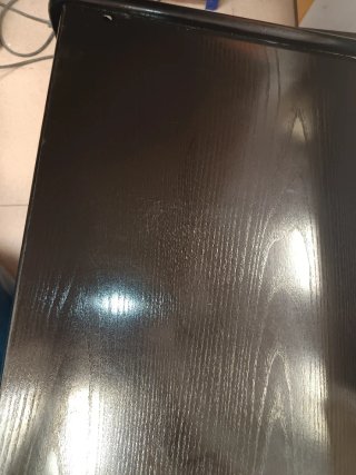 Mesa auxiliar negra con ruedas
