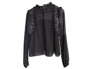 Blusa negra con transparencias y volantes
