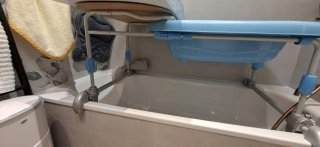 Bañera para bebé sobre bañera