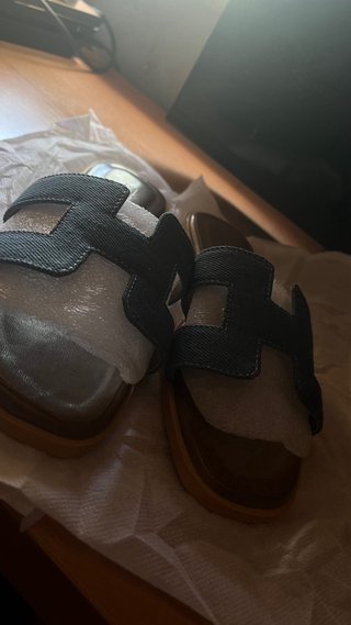 Sandalias tipo H azul y marrón