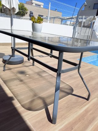 Mesa de cristal y metal gris