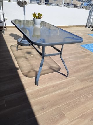 Mesa de cristal y metal gris