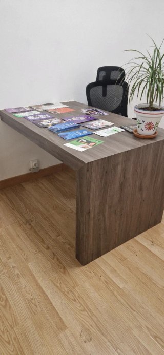 Mesa de despacho pequeña anclada a pared