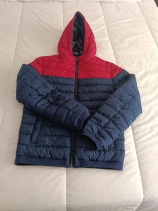 Chaqueta acolchada roja y azul.