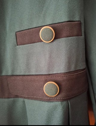 Vestido verde invierno con detalles negros.