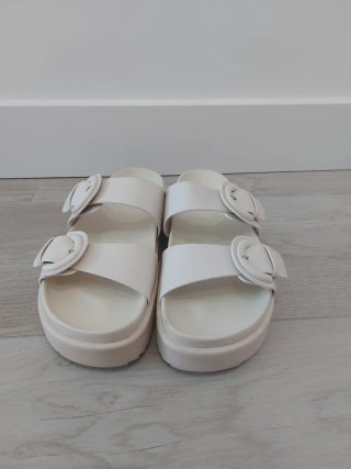 Sandalias Stradivarius beige