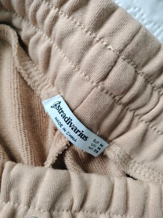 Pantalón jogger Stradivarius beige nuevo