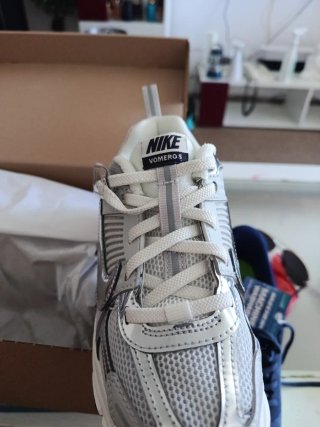 Nike Vomero  5 Plata/Blanco Talla31 /5 y medio