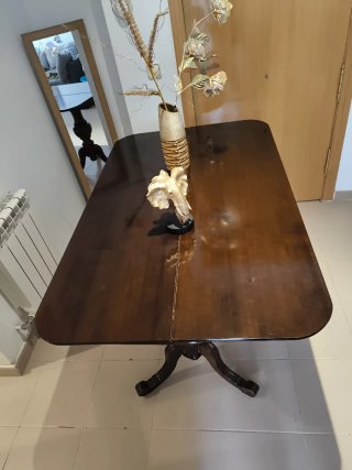 Mesa de madera maciza estilo clásico
