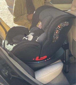Seggiolino auto nero con base girevole