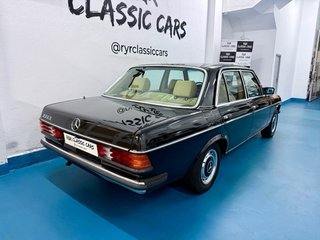 Mercedes-Benz W123 300D A/C Velour