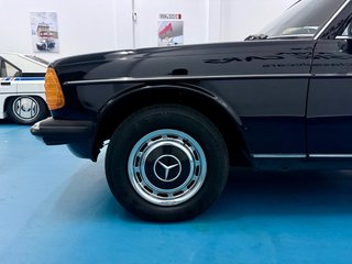 Mercedes-Benz W123 300D A/C Velour