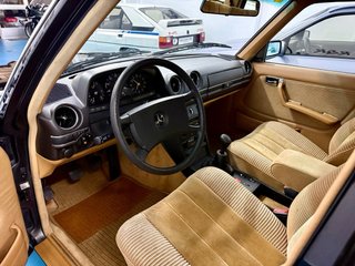 Mercedes-Benz W123 300D A/C Velour