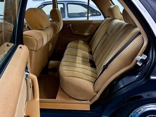 Mercedes-Benz W123 300D A/C Velour
