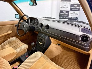 Mercedes-Benz W123 300D A/C Velour