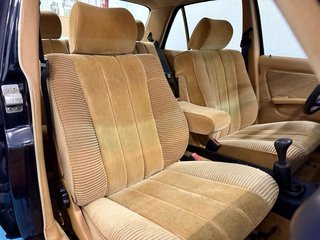 Mercedes-Benz W123 300D A/C Velour