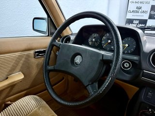 Mercedes-Benz W123 300D A/C Velour