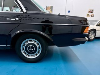 Mercedes-Benz W123 300D A/C Velour