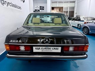 Mercedes-Benz W123 300D A/C Velour