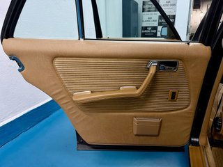 Mercedes-Benz W123 300D A/C Velour