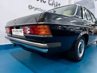 Mercedes-Benz W123 300D A/C Velour