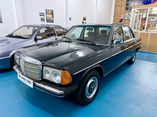 Mercedes-Benz W123 300D A/C Velour