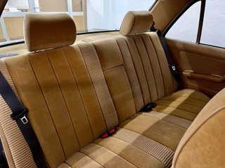 Mercedes-Benz W123 300D A/C Velour