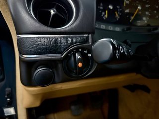 Mercedes-Benz W123 300D A/C Velour