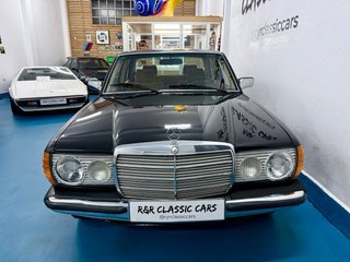 Mercedes-Benz W123 300D A/C Velour