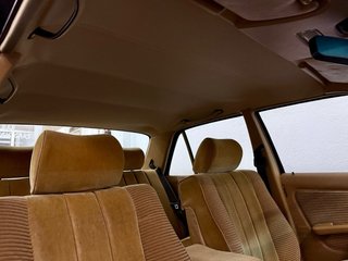 Mercedes-Benz W123 300D A/C Velour