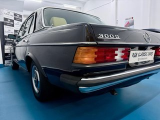 Mercedes-Benz W123 300D A/C Velour