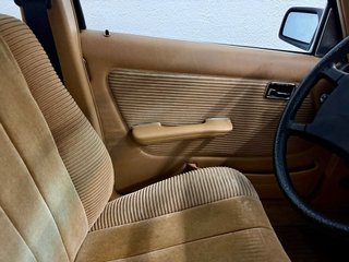 Mercedes-Benz W123 300D A/C Velour