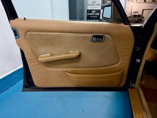 Mercedes-Benz W123 300D A/C Velour