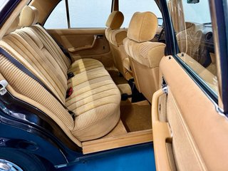 Mercedes-Benz W123 300D A/C Velour
