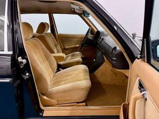 Mercedes-Benz W123 300D A/C Velour