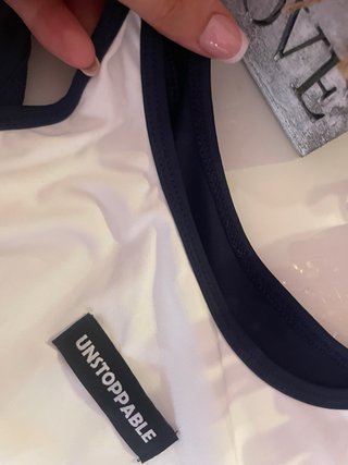 Top deportivo blanco y azul. Es talla L