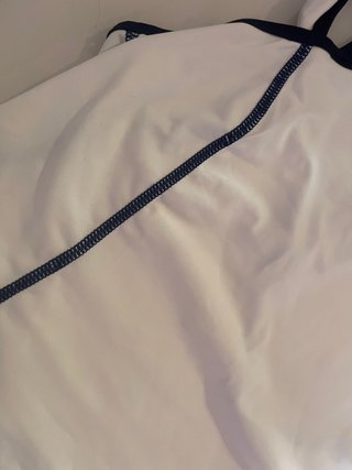 Top deportivo blanco y azul. Es talla L