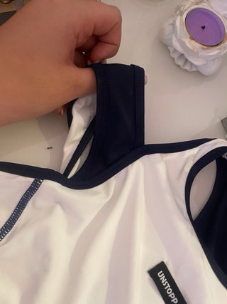 Top deportivo blanco y azul. Es talla L