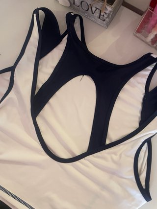 Top deportivo blanco y azul. Es talla L