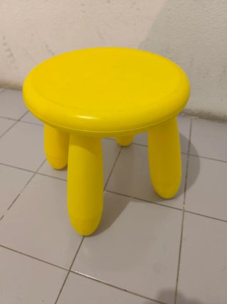 Taburete infantil de plástico amarillo
