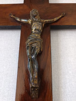 Cruz de madera con Jesús de bronce